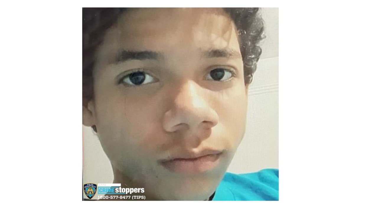 El 1 de febrero alrededor de las 16:00 horas, desapareció al salir de su residencia en Avenida Thieriot 1227, 
<b> Jacob Cruz, de 17 años. </b>Él mide 5'7 "de altura, pesa 130 libras, tiene la tez clara y complexión delgada, su cabello es castaño y sus ojos marrones. Fue visto por última vez con un abrigo negro y gris, jeans y zapatillas negras. Si lo ves, llama al 911.