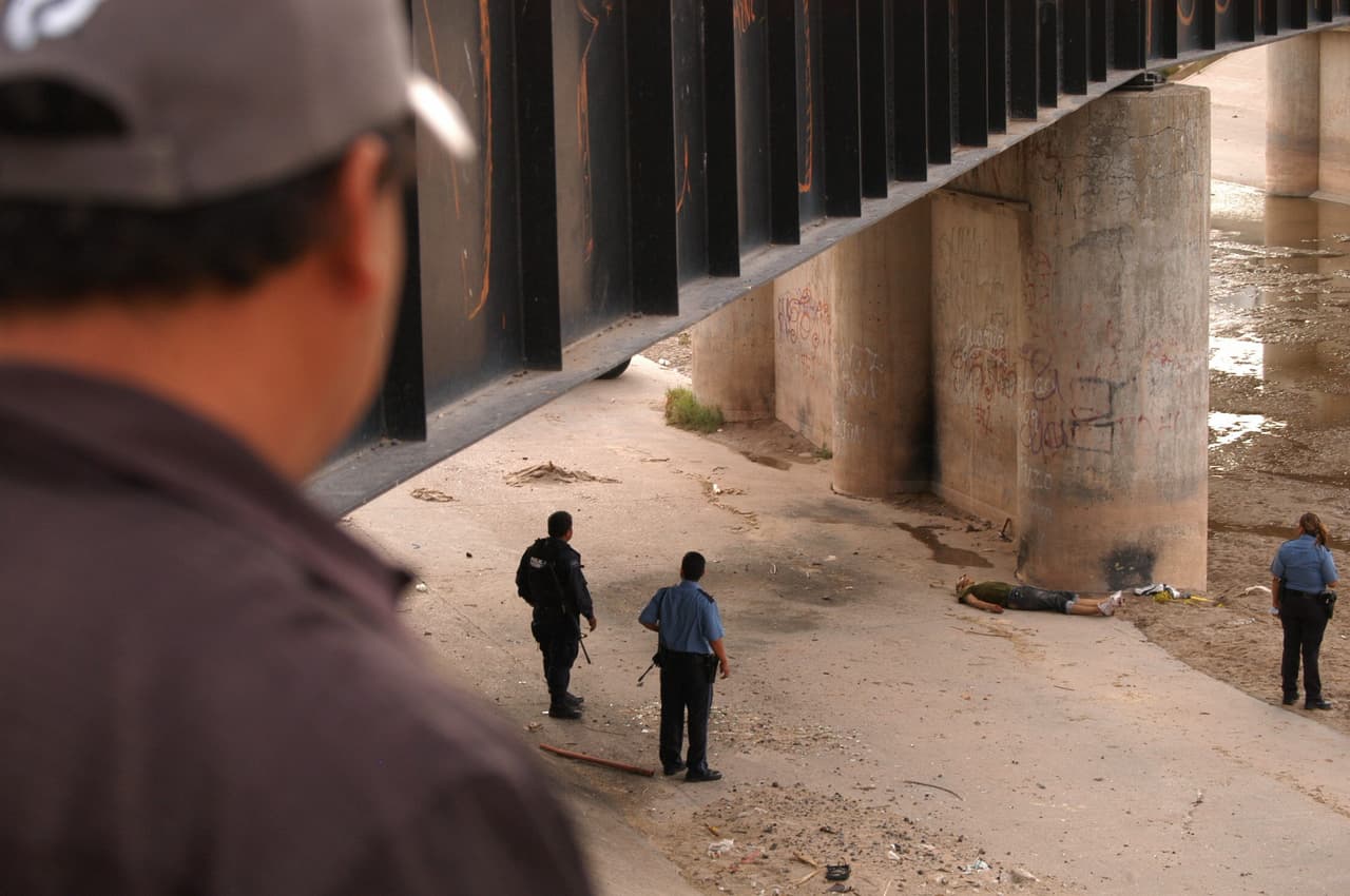 <b>Una muerte transfronteriza.</b> El cuerpo fallecido de Sergio Adrián Hernández, de 15 años, el 7 de junio de 2010, en territorio mexicano y rescatado por las autoridades de este país. La bala que lo mató, sin embargo, se lanzó desde Estados Unidos por parte de un agente de la Patrulla Fronteriza.