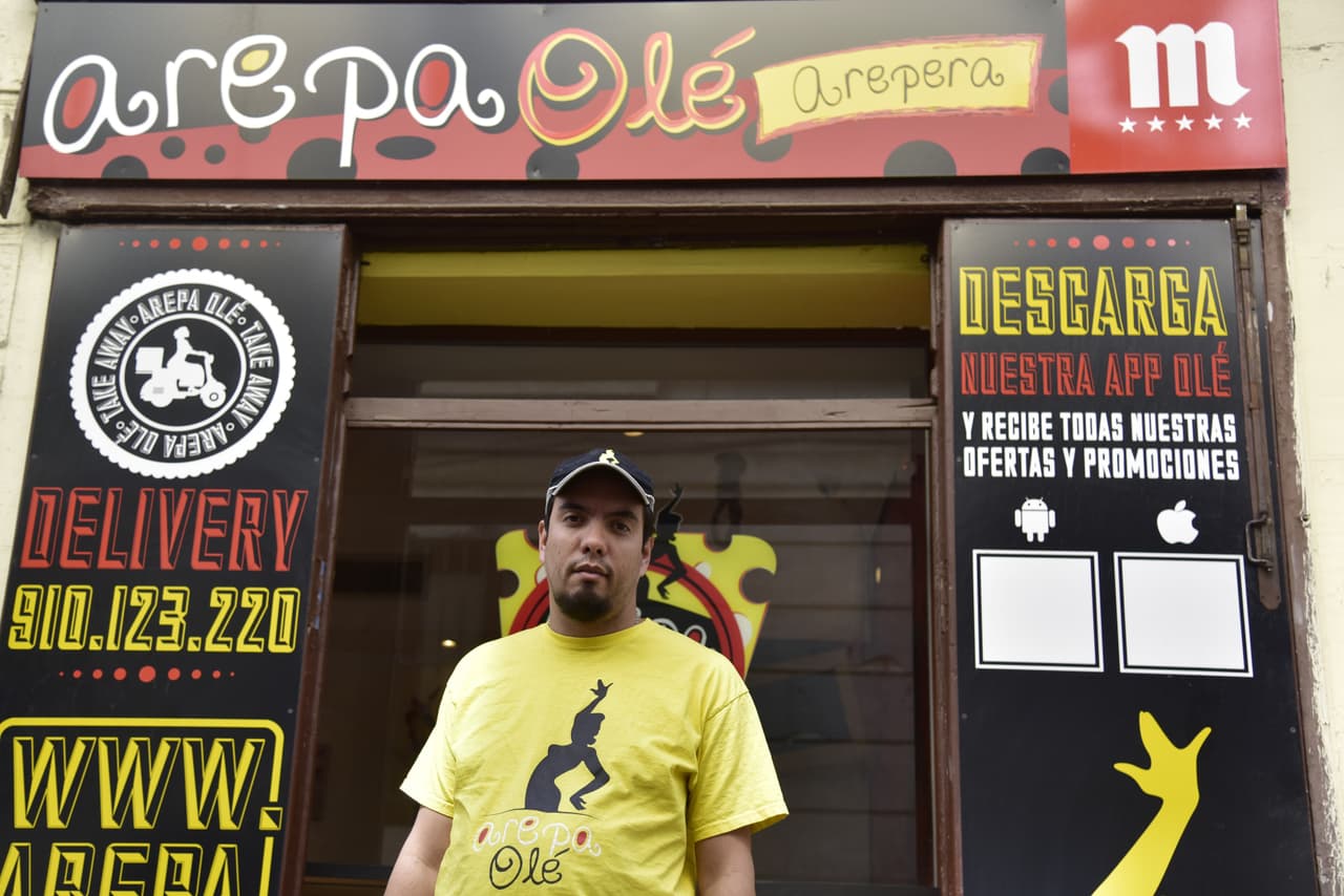 Según la OIM, alrededor de 200,000 personas nacidas en Venezuela se encuentran registradas en España en 2017. Venezuela recibió una migración sostenida de españoles en varias oleadas durante el siglo XX. Muchos de los descendientes de esta diáspora nacidos en Venezuela han optado por activar el derecho a obtener la nacionalidad española para regularizar su estatus migratorio en ese país. En la fotografía Edgar Rodríguez, venezolano residente en Madrid desde hace 10 años y dueño de una cadena de restaurantes.