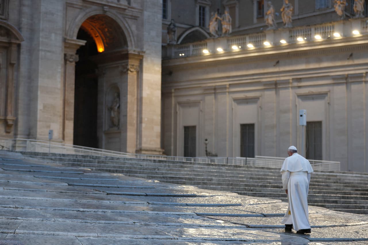 El papa Francisco impartió hoy una histórica bendición "
<i>Urbi et Orbi</i>" -a la ciudad y al mundo- en soledad, desde una plaza de San Pedro del Vaticano totalmente vacía como consecuencia de la emergencia del coronavirus, que ha causado en Italia más de 9,000 fallecidos. Vea aquí nuestro 
<b><a href="https://www.univision.com/noticias/salud/mapa-actualizado-del-coronavirus-covid-19-cifras-de-casos-confirmados-y-fallecidos-en-eeuu-america-latina-y-el-resto-de-los-paises-del-mundo">mapa actualizado del coronavirus: cifras de casos confirmados y fallecidos</a></b>.