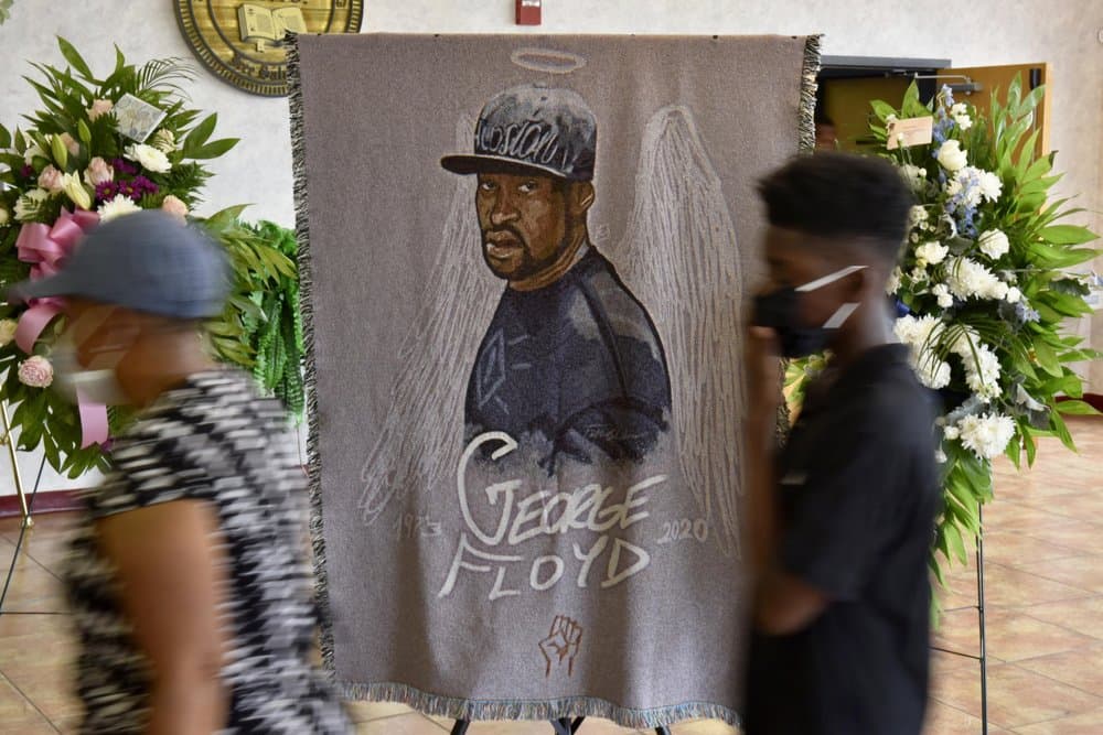 Decenas de miles de manifestantes protestaron este sábado en todo el país contra la brutalidad policial y la injusticia racial, a raíz de 
<a href="https://www.univision.com/noticias/politica/la-muerte-de-george-floyd-revela-las-heridas-abiertas-del-pecado-original-de-eeuu-el-racismo">la muerte de George Floyd en custodia policial el pasado 25 de mayo.</a> En imagen, la gente llegando al servicio conmemorativo para George Floyd, en su natal Carolina del Norte.
