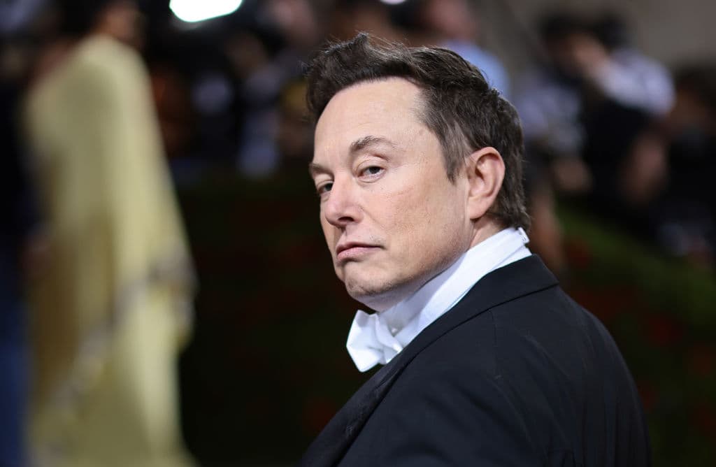 <h3 class="cms-H3-H3">1. Elon Musk. Tesla. $ 23,500 millones </h3>
<br>
<br>
<b>Musk es la persona más rica del mundo,</b> fundador y director ejecutivo de 
<a href="https://www.univision.com/temas/spacex">SpaceX</a> y 
<a href="https://www.univision.com/temas/tesla">Tesla</a>. Según el análisis de Fortune, esos 23,500 millones de dólares que recibió en 2021 fueron pagados tras ejercer algunas operaciones sobre acciones de Tesla que le fueron dadas hace cuatro años.
<br>