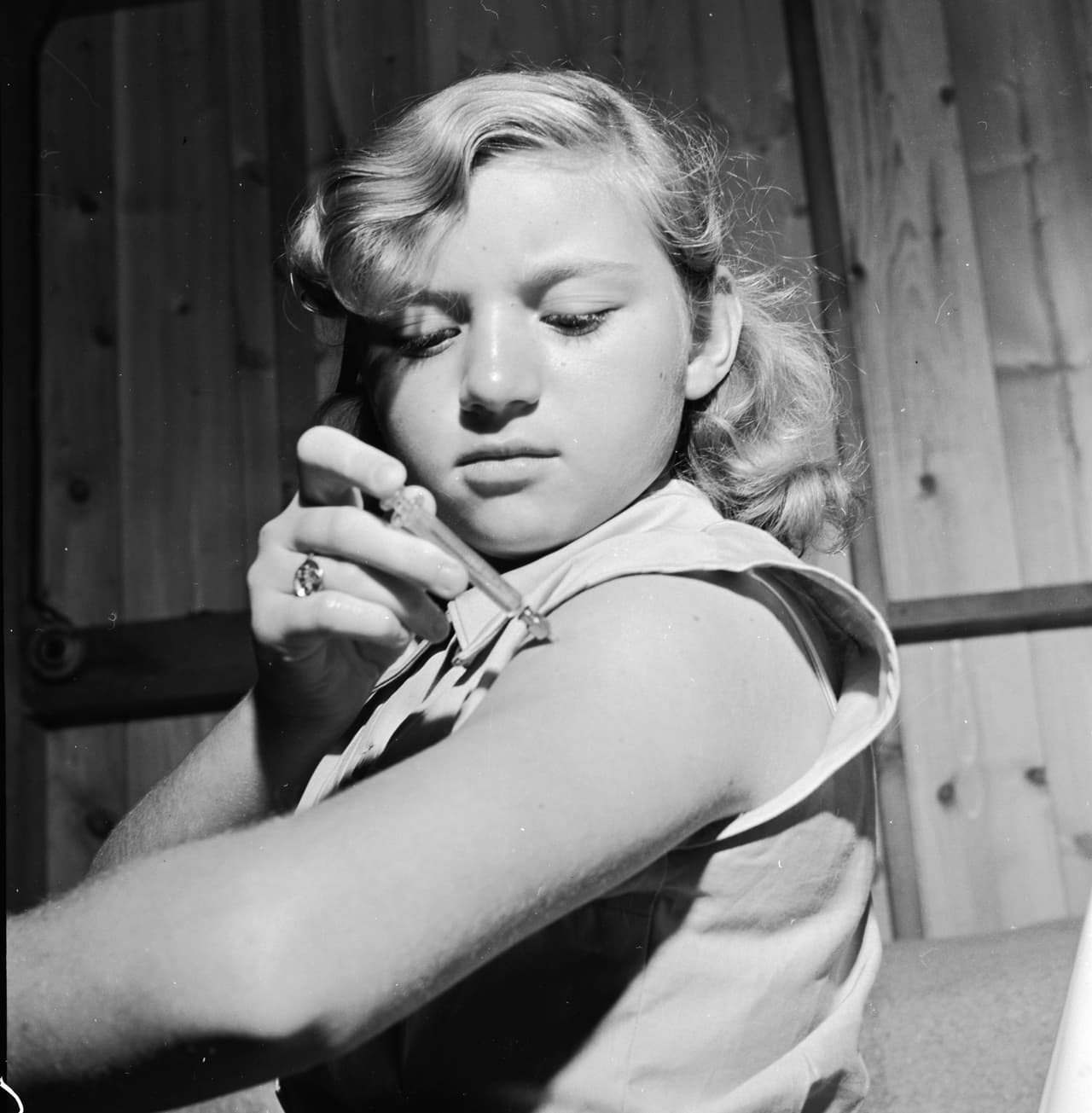 En la foto, una joven diabética en los años 50. La insulina de ganado vacuno y porcino se usó durante muchos años para tratar la diabetes y salvó millones de vidas pero tenía el problema de generar reacciones alérgicas en muchos pacientes.