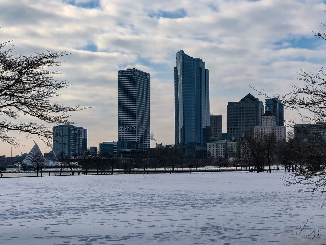 <h2 class="cms-H2-H2">Milwaukee y Madison, Wisconsin</h2>
<br>
<br>El centro del NWS en Milwaukee advirtió de bajadas de temperaturas en algunas partes del estado hasta los -35º F (-37.7º C) durante este viernes. En Madison, las mínimas se mantendrán en los 0º F (-17.7º C) durante el viernes y el sábado, mientras que en Milwaukee (que aparece en la fotografía) el termómetro bajará hasta los 4º F (-15º C), también el sábado. 
<br>
<br>“Los vientos también aumentarán durante la noche y las ráfagas oscilarán entre 45 y 55 millas por hora (entre 72 y 88 kilómetros por hora) hasta la madrugada del sábado”, escribió el Centro en su cuenta en Twitter. El mal tiempo afectará particularmente al sur de Wisconsin, según la información. 
<br>