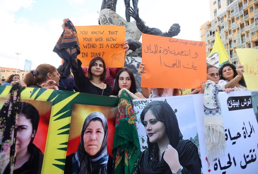 El velo es obligatorio para las mujeres iraníes desde que se instauró la República Islámica en 1979. Pero recientemente las autoridades han buscado endurecer los códigos de vestimenta. El presidente, Ebrahim Raisi, decretó el 15 de agosto una serie de nuevas restricciones.