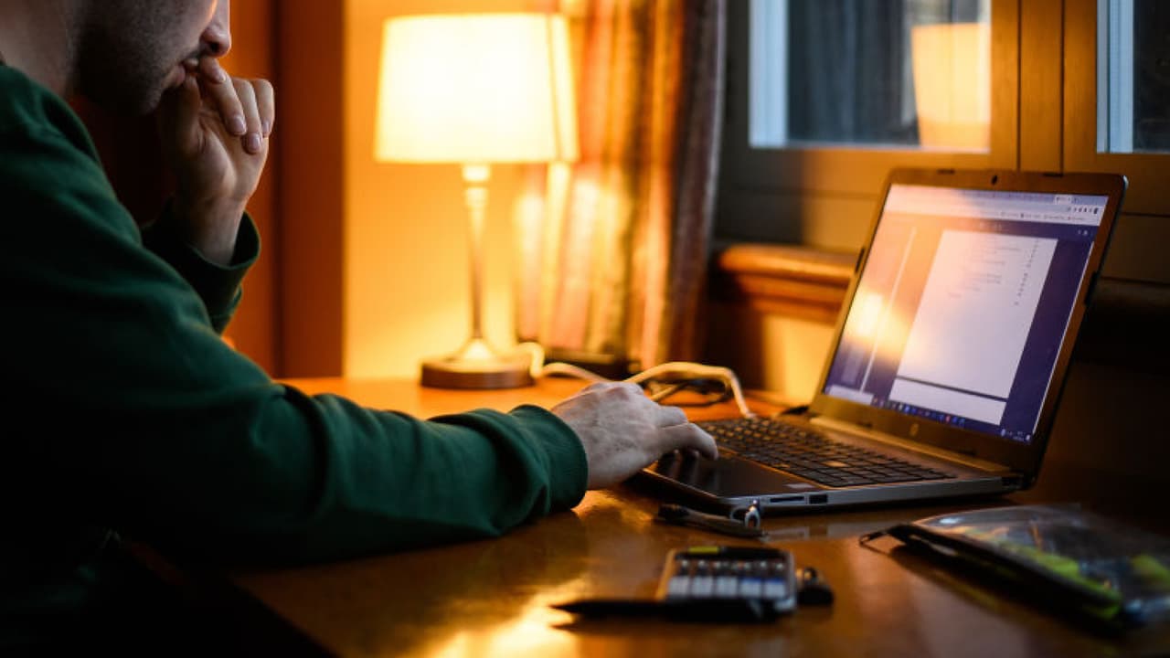 <b>En video: <b>¿No cuentas con conexión a internet? Este programa busca ayudar a familias latinas en EEUU que necesitan este servicio</b></b>
<br>
<br>Caroline Crozier, de la Liga de ciudadanos latinoamericanos unidos (LULAC), habla de la iniciativa Emergency Broad Band Benefit, que pretende hacer más asequible el servicio de internet para algunas minorías, como la comunidad hispana, que se han visto fuertemente impactadas en medio de la pandemia del coronavirus.
