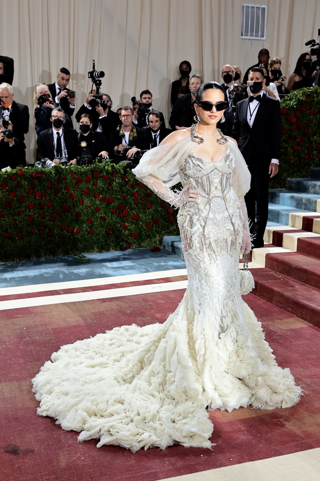 La española 
<b>Rosalía</b> deslumbró en la Met Gala del 2022 con un diseño personalizado de Matthew Williams, en el destacó la conjunción de elementos afilados con encajes y transparencias. Según comentó en la alfombra roja, trabajaron juntos para llegar a este resultado.