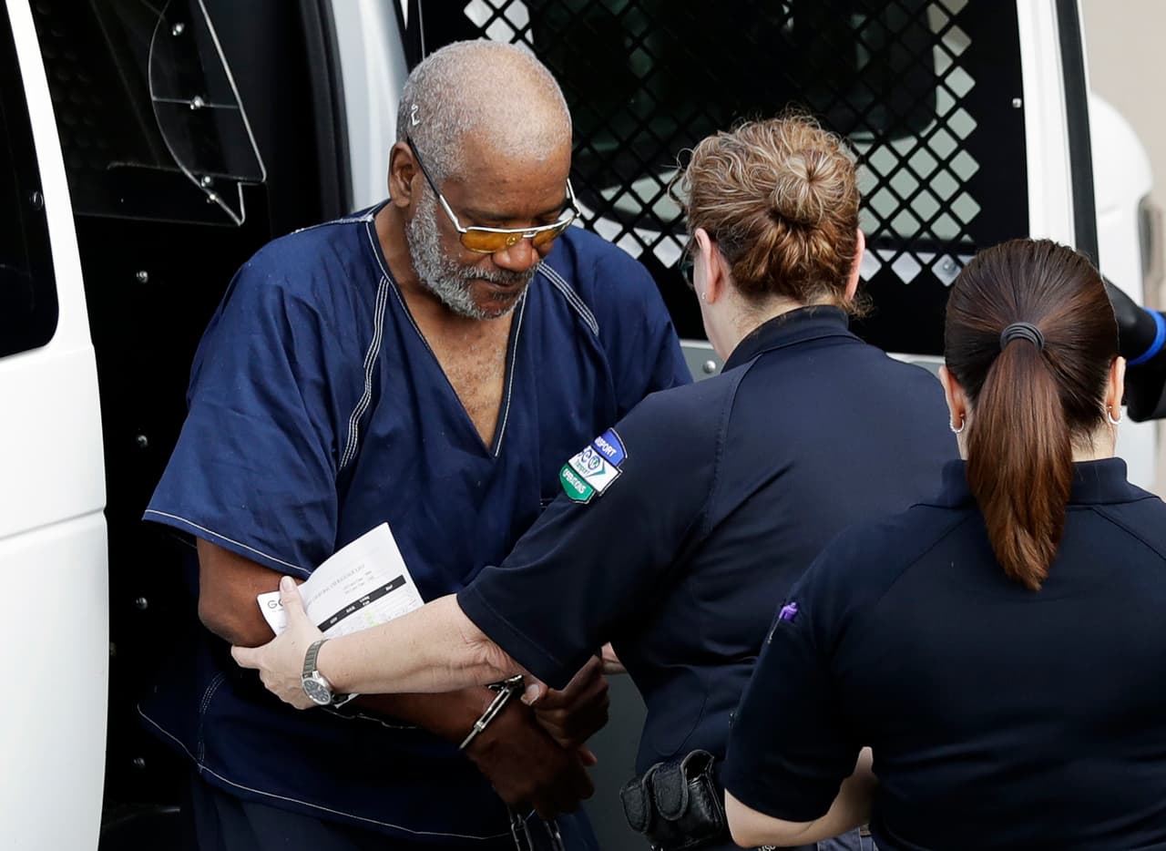 En el tráiler conducido por James Mathew Bradley Jr fueron encontradas 39 personas, 9 de ellas sin vida. 30 fueron llevadas al hospital, pero una falleció en un centro de salud. Entre las víctimas había dos "niños en edad escolar" y el resto tenían entre 20 y 30 años. El conductor fue llevado a una corte Federal en San Antonio para una audiencia del caso.