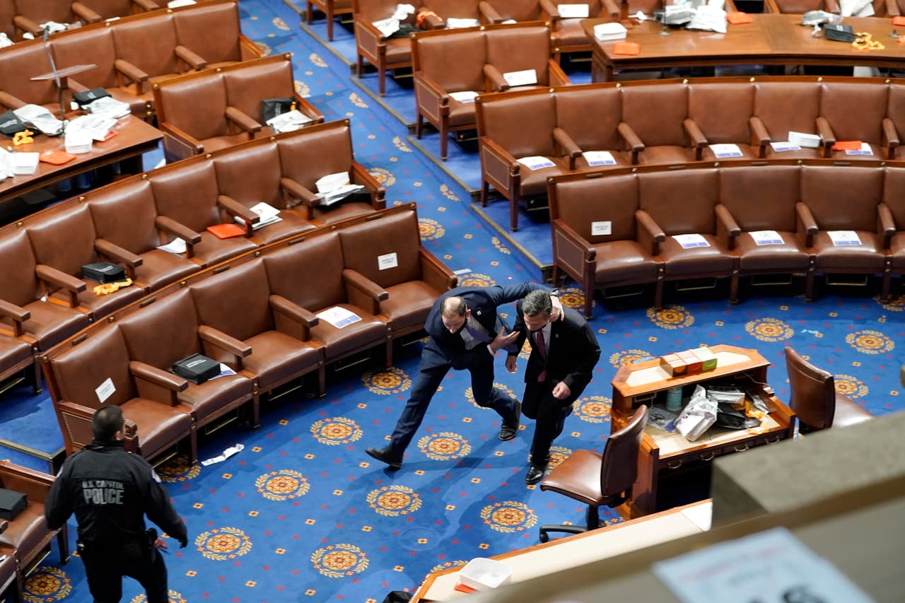 <b>El escape apresurado de dos congresistas</b>
<br>
<br>Dos representantes rezagados tuvieron que correr, apenas unos instantes antes de que la turba llegara a la puerta de la Cámara de Representantes.
<br>