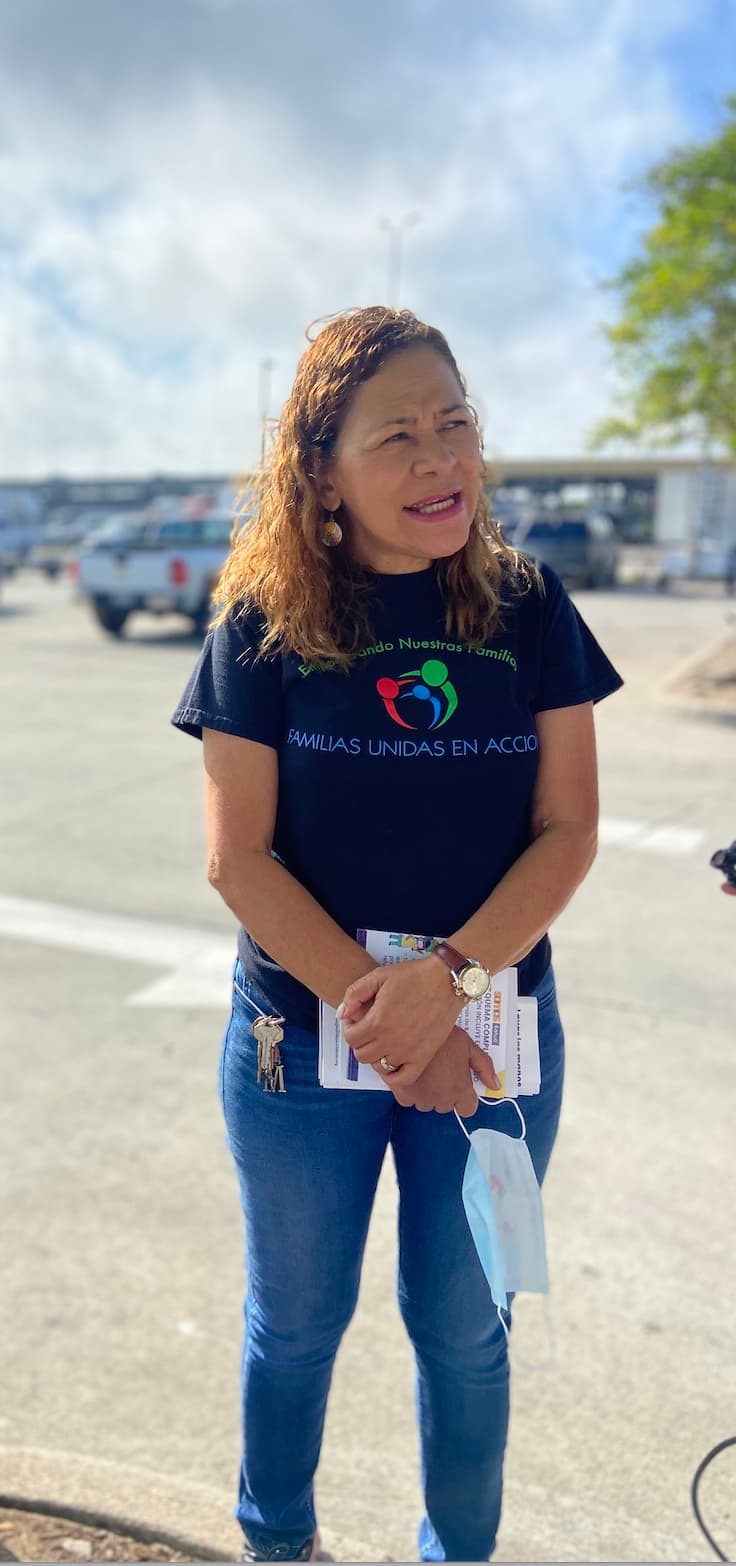 <i>Miriam Romero, promotora de salud con la organización Familias Unidas en Acción, habla con trabajadores de restauración de desastres. Romero distribuyó gratuitamente máscaras de protección aprobadas por NIOSH y también folletos sobre toxinas a los trabajadores jornaleros que esperan empleo en el estacionamiento de la tienda Lowe’s en Nueva Orleans. Ella también proporcionó alimentos, agua y pruebas de COVID-19 a los trabajadores. </i>
