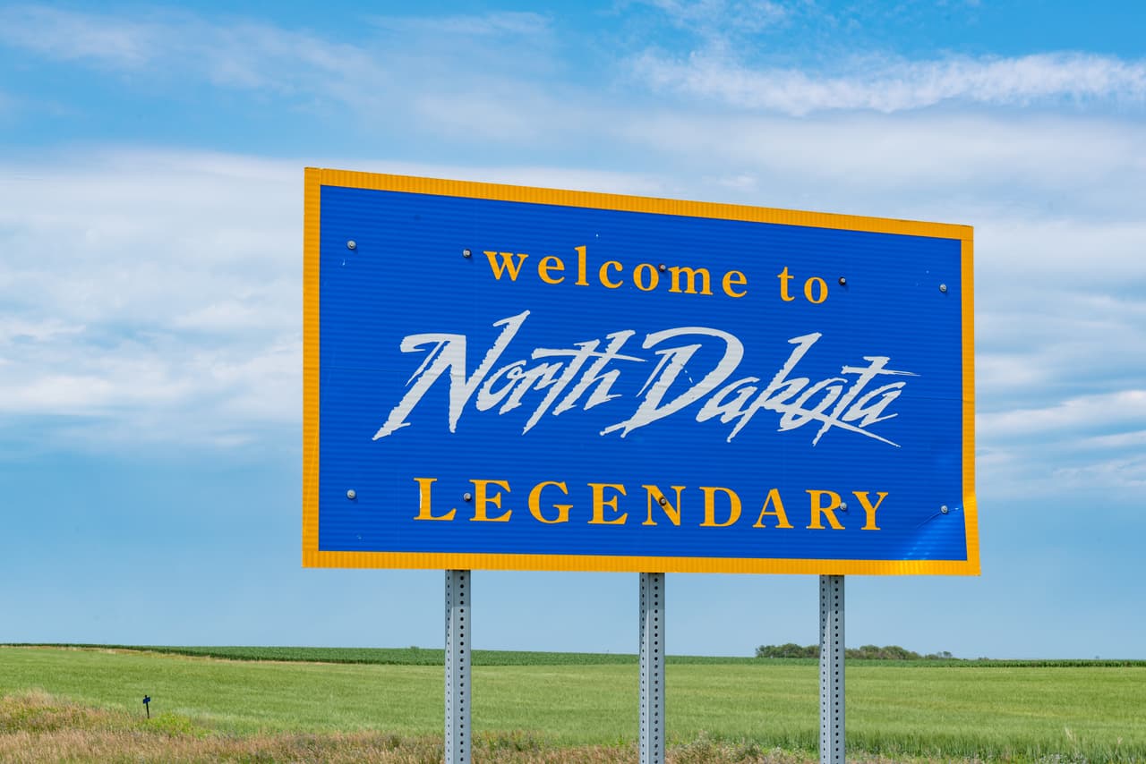 <b>Puesto 15. Dakota del Norte</b>
<br>
<br>Puntaje total: 57.52.
<br>
<br>Asequibilidad: puesto 28.
<br>
<br>Economía: puesto 1. 
<br>
<br>Educación y salud: puesto 17.
<br>
<br>Calidad de vida: 38. 
<br>
<br>Seguridad: 19.
<br>
<br>Los estados con menor tasa de población viviendo bajo el umbral de pobreza son New Hampshire, Maryland, Hawai, Minnesota y Utah.
<br>