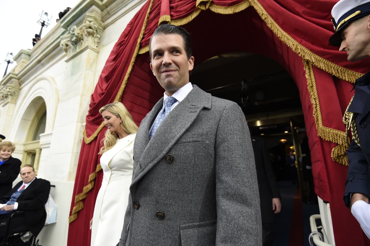 <b>Donald Jr. Trump</b>
<br>El hijo mayor de la estirpe Trump
<b> (38 años) </b>llegó a la toma de posesión con su hermana Ivanka Trump. Donald Jr. heredó el nombre de su padre y se desempeña como vicepresidente de la Organización Trump. A pesar de que durante años ha evitado estar en la exposición pública, cuando era un niño tuvo que enfrentar el acoso de tabloides y periódicos que reporteaban el polémico divorcio de sus padres, 
<b><a href="http://www.univision.com/estilo-de-vida/moda/la-corbata-el-arma-super-poderosa-de-donald-trump" target="_blank">Donald Trump</a></b> e Ivana Trump.
<br>