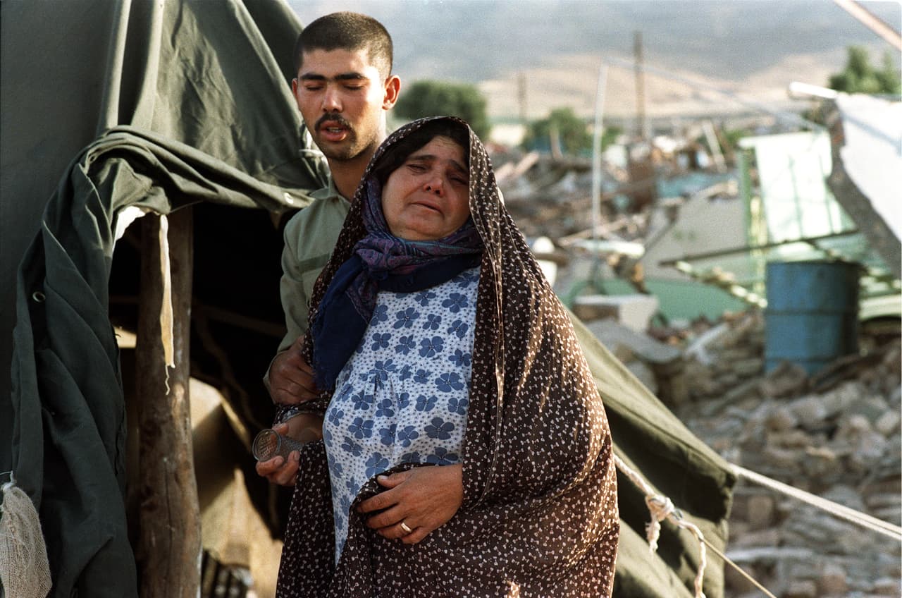<h2 class="cms-H2-H2">7. Manjil-Rudbar, Irán, 21 de junio de 1990</h2>
<br>
<br>➡️ 
<b>Epicentro:</b> Manjil-Rudbar, Irán. 
<br>
<br>➡️ 
<b>Cifra de fallecidos:</b> Al menos 40,000 personas. 
<br>
<br>➡️ 
<b>Magnitud: </b>7.4
<br>