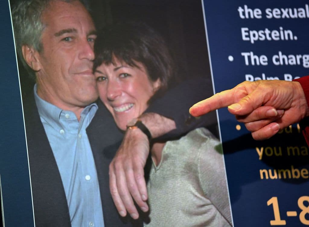 <b><a href="https://www.univision.com/noticias/criminalidad/ghislaine-maxwell-condenada-carcel-trafico-sexual-jeffrey-epstein">20 años de prisión para Ghislaine Maxwell por participar en tráfico sexual para Jeffrey Epstein </a></b>
<br>
<br>Ghislaine Maxwell fue condenada el 28 de junio a 20 años de prisión por tráfico sexual para el financiero Jeffrey Epstein. “Aunque él fue central para este esquema criminal, Maxwell no está siendo castigada en su lugar”, dijo la jueza Alison Nathan, quien describió a la mujer como una “depredadora sofisticada” que seducía jóvenes de hasta 14 años para el disfrute de Epstein. La sentencia incluyó una multa de $750,000, la máxima prevista. 
<br>