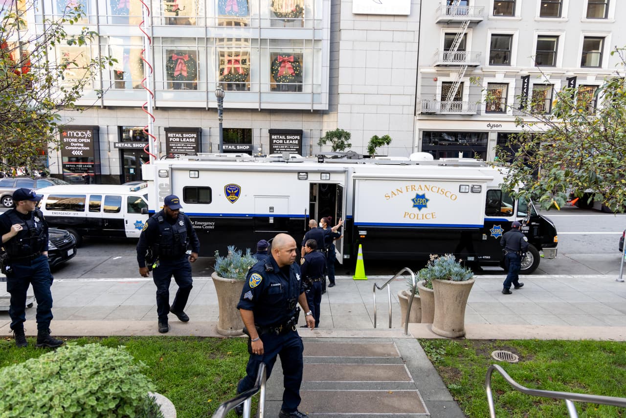 Según las autoridades, estos robos 
<a href="https://www.univision.com/local/san-francisco-kdtv/asalto-nordstrom-walnut-creek">son parte de sofisticadas redes criminales</a> que reclutan principalmente a jóvenes para robar mercancías en tiendas de todo el país, para después venderlas por internet, y han ido en aumento desde que comenzó la temporada de compras navideñas.