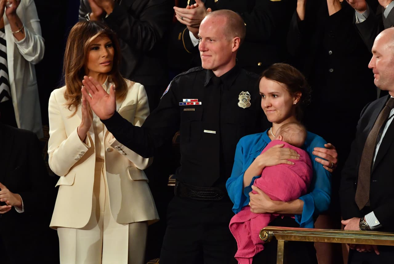 El oficial de policía Ryan Holets, su esposa Rebecca y su hija adoptiva, Hope, son reconocidas durante el discurso del Estado de la Unión. El oficial y su esposa adoptaron la hija de una mujer adicta a los opioides.