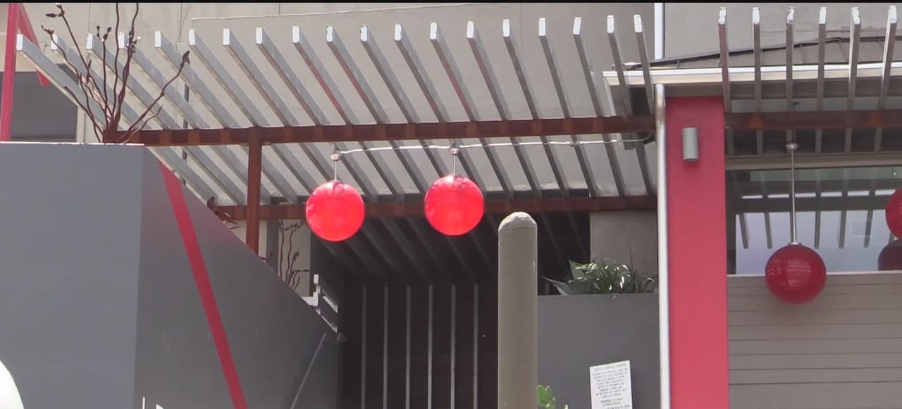Los documentos de la Policía indican que luego de que dos sospechosos abusaron sexualmente de la primera víctima, atrajeron a las otras mujeres al departamento donde tres de ellas fueron también abusadas sexualmente.