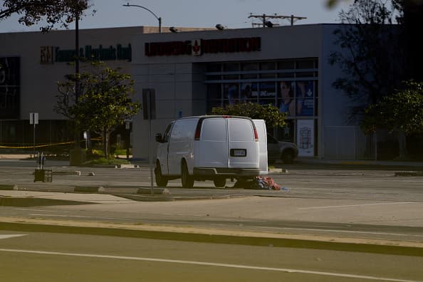El alguacil del condado de Los Ángeles, Robert Luna, informó que gracias a que la camioneta blanca tenía 
<a href="https://www.univision.com/local/los-angeles-kmex/camioneta-placa-robada-tiroteo-monterey-park">una placa robada</a>, se pudo dar con el sospechoso.
<br>