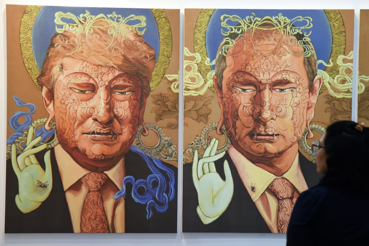 INDIA - NEPAL.-
<b> Dioses. <a href="http://www.univision.com/temas/donald-trump" target="_blank">Donald Trump</a></b> y 
<b><a href="http://www.univision.com/temas/vladimir-putin" target="_blank">Vladimir Putin</a></b> en la obra del artista nepalés, Sunil Sidgel, 
<b>realizada en el estilo de Nepal <i>Paubha</i>, normalmente utilizado para pintar imágenes de dioses</b>, en la Feria de Arte de la India en Nueva Delhi. Según el artista, la obra 'Dueños de la paz II' (
<i>Peace Owners II, en inglés) </i>que
<i> </i>también incluye al líder norcoreano Kim Jong-un, los muestra 
<b>elevados al nivel de dioses pero "con moscas posadas en ellos". </b>