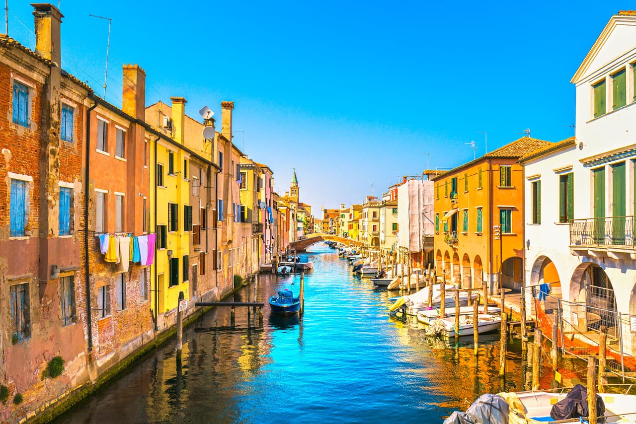 <b>Chioggia (Italia)</b>
<br>
<br>Este pueblo relativamente desconocido está repleto de historia y arquitectura. Está muy cerca de Venecia pero no sufre de ese contaminante turismo masivo que incomoda a residentes y visitantes.
<br>
<br>Es la primera recomendación de viajes para 2022 del diario 
<i>The New York Times</i> (www.nytimes.com), que realizó una lista de 52 destinos turísticos que son parte del cambio en la forma como la humanidad se está relacionando con su entorno histórico y natural. En estos lugares se está ayudando a economías deprimidas, se abren los ojos de los viajeros a culturas diferentes y se desarrollan programas ecológicos y beneficiosos para el planeta.
<br>
