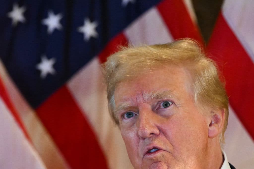 El expresidente Donald Trump habla a la prensa después de ser declarado culpable en el caso de los pagos a la exactriz porno Stormy Daniels a cambio de su silencio sobre un presunto encuentro sexual con el republicano. El 31 de mayo de 2024, 
<a href="https://www.univision.com/noticias/politica/que-puede-hacer-el-juez-merchan-con-el-caso-de-trump-stormy-daniels">Trump se convirtió en el primer expresidente en ser condenado</a> después de que un jurado de Nueva York lo declarara culpable de todos los cargos.