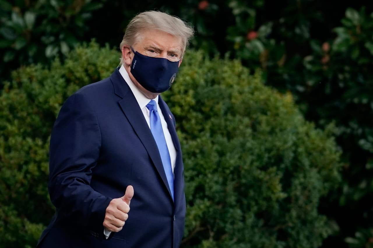 El 1 de octubre de 2020, dos días después de su primer debate con Joe Biden, el presidente anunció que había dado positivo de covid-19. Al día siguiente fue ingresado en el hospital militar Walter Reed de Washington DC, donde pasará "varios días" por consejo de sus doctores. En la fotografía el presidente en camino al helicóptero Marine One, que lo llevará al centro de salud.