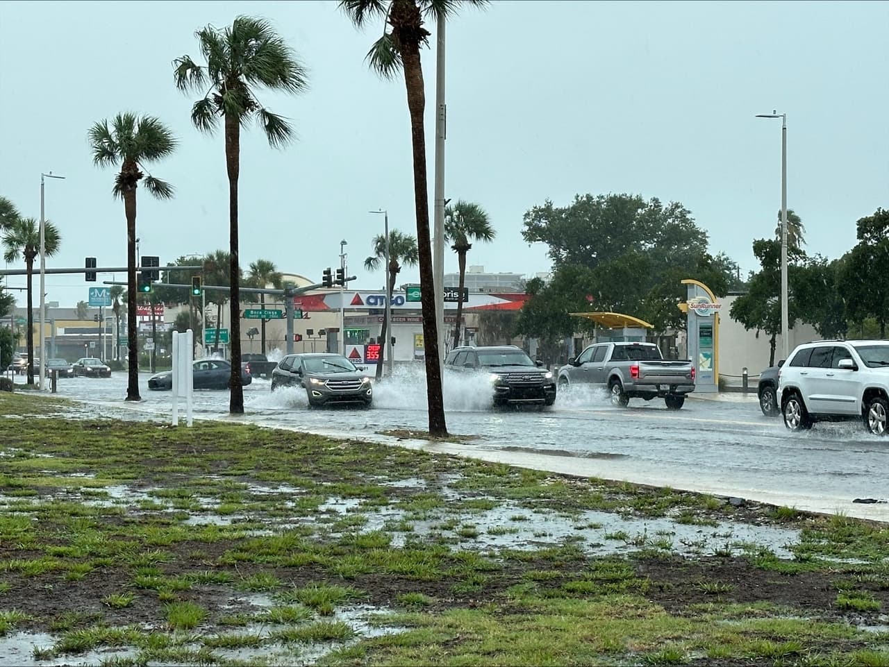 En el 
<b>condado de Pinellas</b>, donde las inundaciones urbanas han causado problemas a los conductores este domingo, no hay abierto 
<b>un refugio</b> para posibles afectados por el paso de la aún tormenta Debby. A quienes necesiten información, se les pidió marcar al 
<b>Centro de Información del Condado de Pinellas, al (727) 464-4333</b>. Ofrecerán servicio hasta las 10:00 p.m.