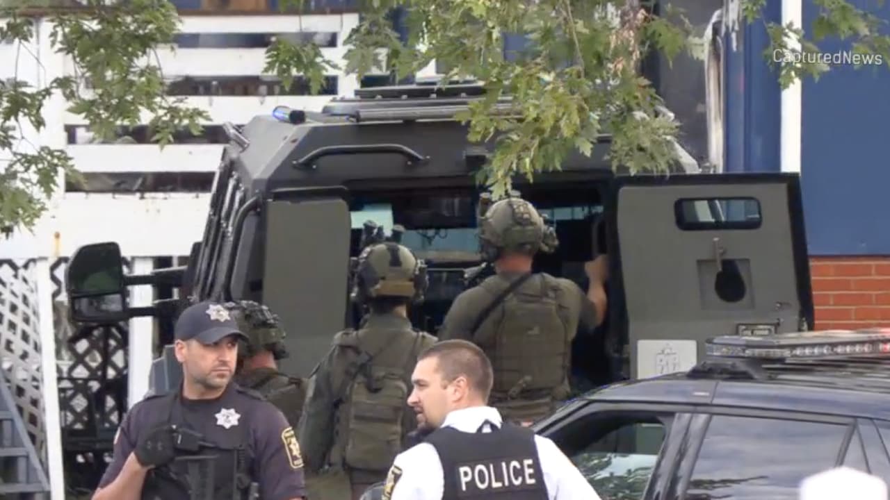 Mientras los policías pusieron a los heridos a salvo para que fueran trasladados a hospitales, en la vivienda se informaba sobre 
<b>un sospechoso atrincherado. </b>