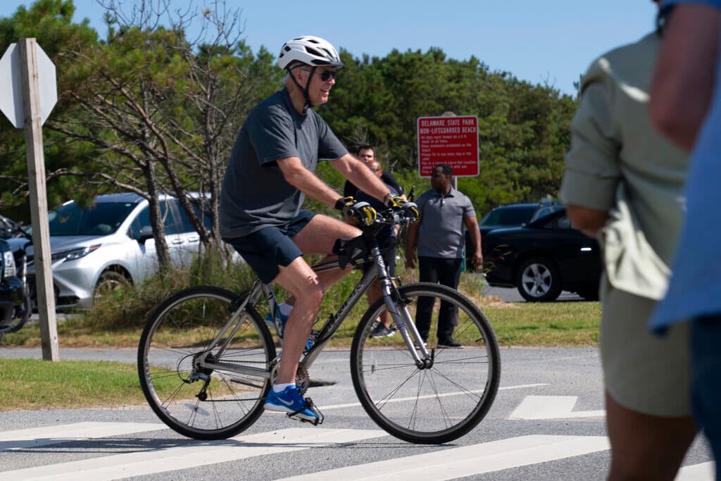 El presidente Joe Biden se cayó de una bicicleta cerca de su casa en la playa de Delaware el sábado por la mañana, mientras paseaba cerca de Rehoboth Beach, que es un paseo popular entre los amantes de la naturaleza.