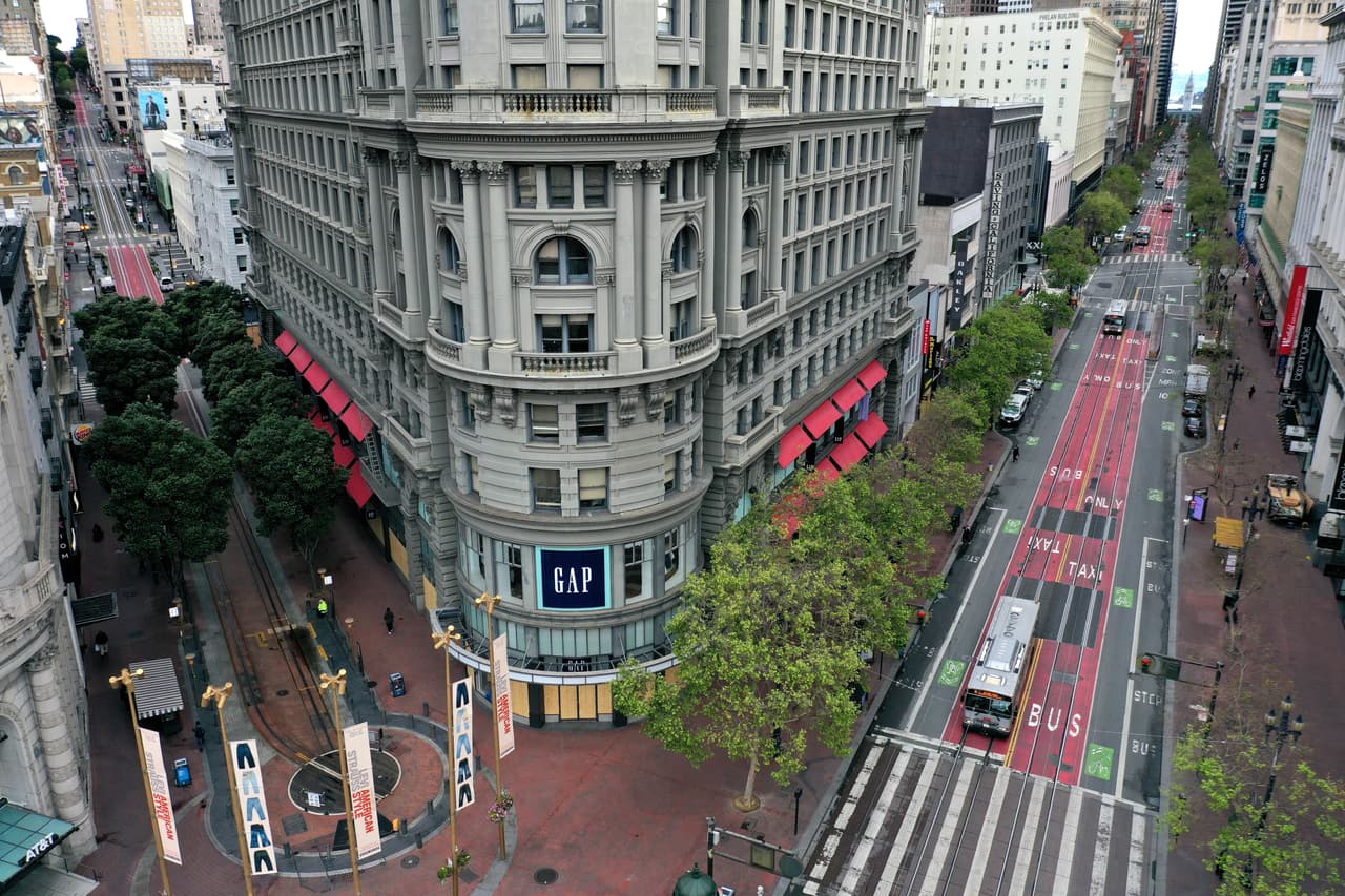 <b>La popular calle Market.</b> Ni tranvías llenos de turistas ni residentes realizando compras. El entronque de las calles Markey y Powell, en San Francisco, parece sacado de una película. Este es uno de los cruces más transitados de la ciudad y hoy en día luce completamente abandonado.