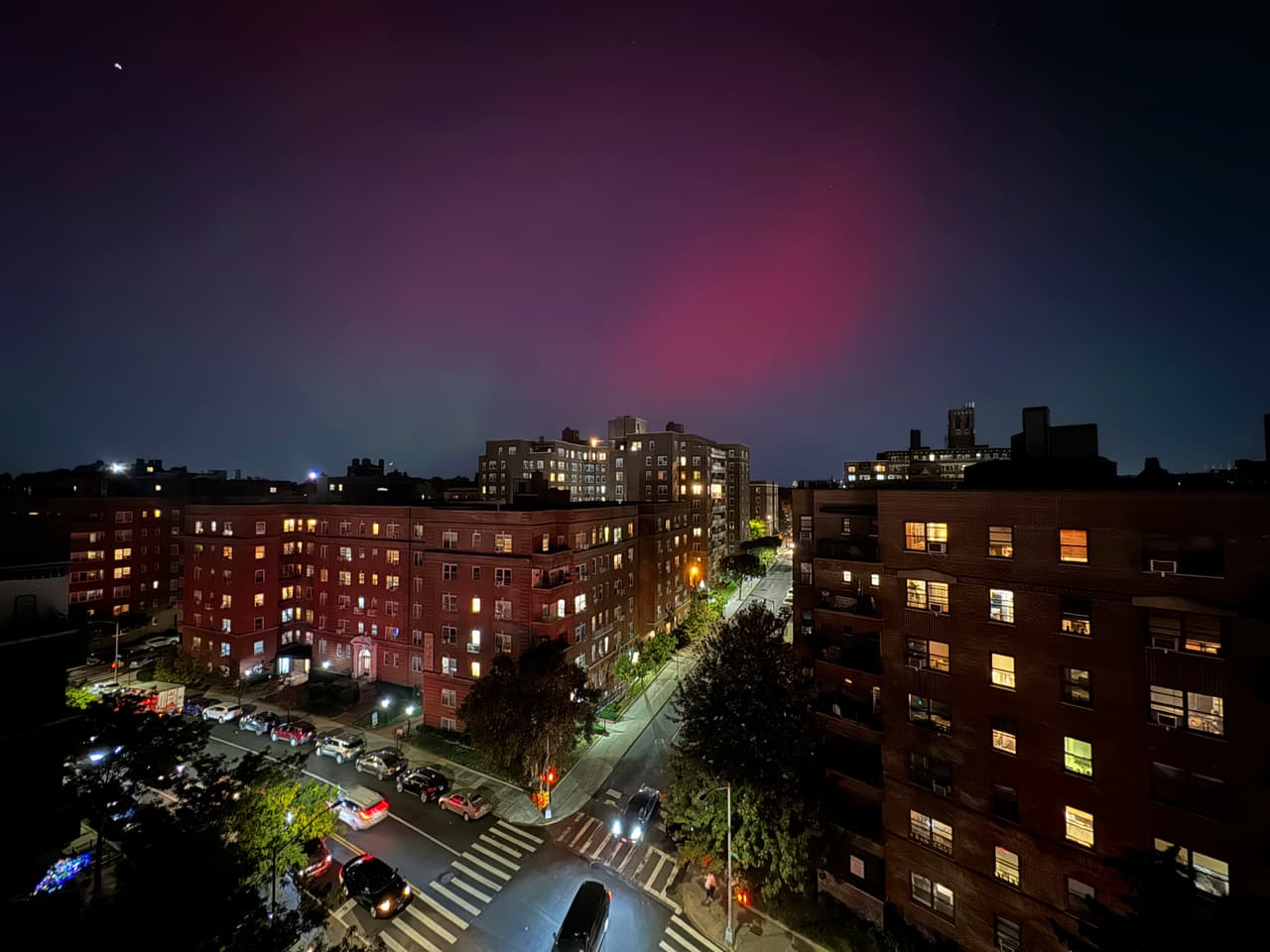 Una tormenta solar intensa causó la aparición de estas auroras boreales. 
<br>