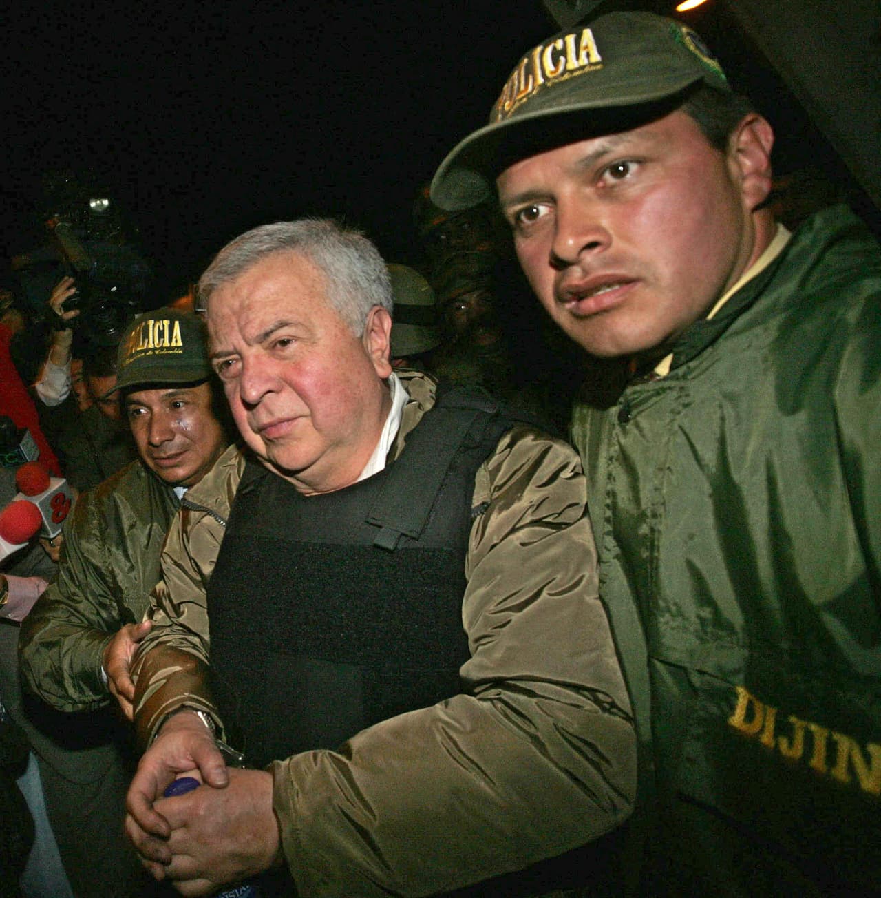 <b><a href="https://www.univision.com/noticias/america-latina/muere-rodriguez-orejuela-cartel-cali">Gilberto Rodriguez Orejuela, narcotraficante </a></b>
<br>
<br>Rodríguez murió el 31 de mayo a los 83 años en una prisión de Carolina del Norte, debido a complicaciones de varias enfermedades crónicas tras sufrir cáncer de próstata y colón. 
<br>
<br>El exjefe del famoso cartel de Cali, que cumplía desde 2006 una condena a 30 años de prisión en Estados Unidos por narcotráfico, era conocido como el 'Ajedrecista' por sus ingesniosas estrategias que montaba para beneficio de sus negocios. Junto a su hermano Miguel Rodríguez Orejuela lideró el poderoso cartel en las décadas de los '80 y '90, tiempo en el que llegó a controlar el 80% de los narcóticos que se exportaron a Estados Unidos y Europa. "Nos entristeció mucho saber de su fallecimiento. Nuestros pensamientos y oraciones están con su familia en este momento", les dijo a varios medios su abogado David Markus. 
<br>
<br>