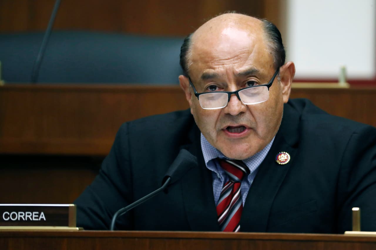 El demócrata 
<b>Lou Correa</b>, del distrito 46 en 
<b>Santa Ana</b>, dijo que "durante los últimos cuatro años, los inmigrantes que trabajan en nuestro país han vivido con miedo constante. Hoy eso cambia. Los inmigrantes son nuestros amigos y vecinos."