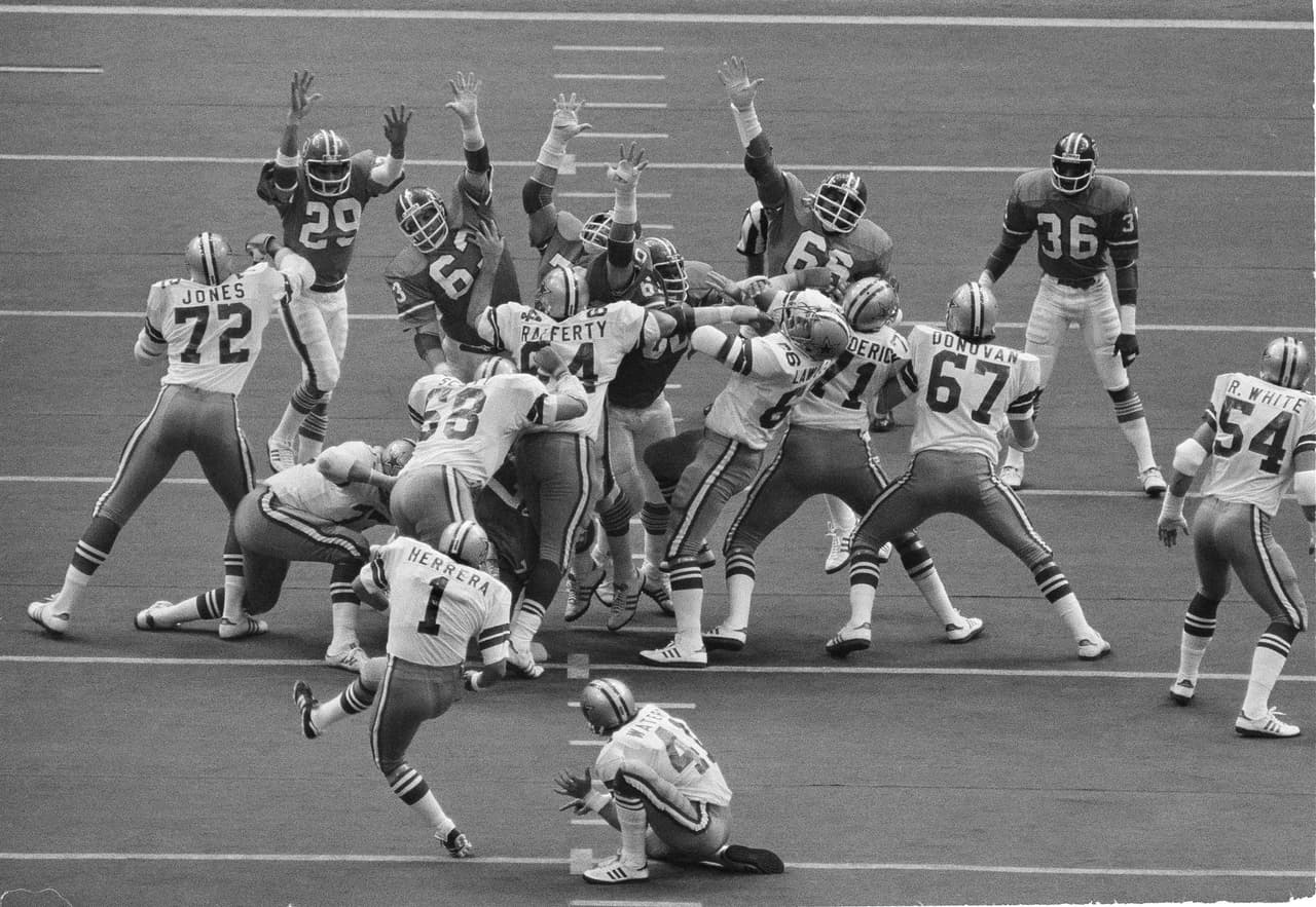 Efrén Herrera es originario de Guadalajara, México y se hizo con el anillo de la NFL con los Vaqueros de Dallas.