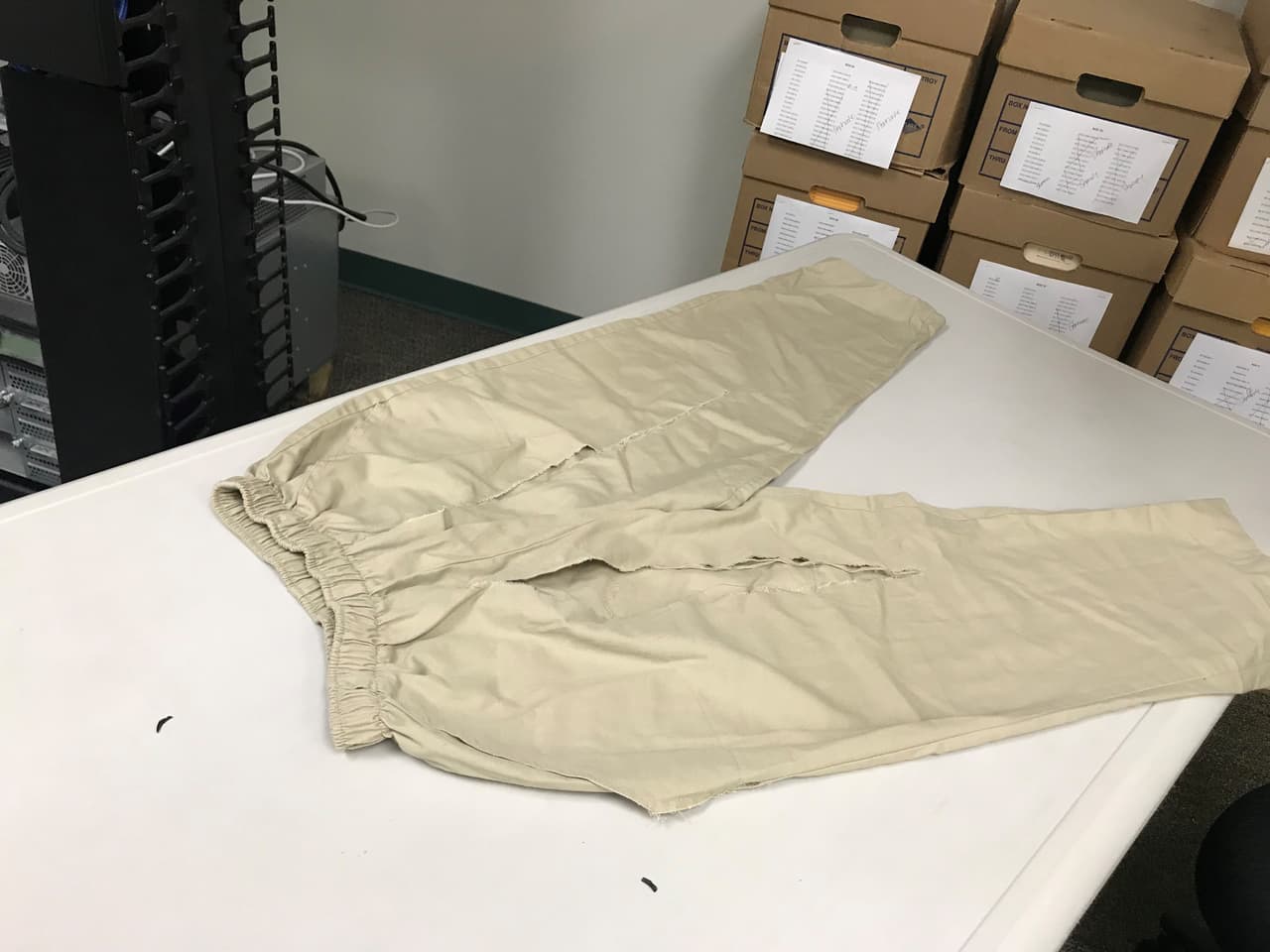 El pantalón que se ha mantenido a través del tiempo en una bolsa de papel muestra un corte similar en ambas piernas. En su declaración jurada, el esposo de Selena, Chris Pérez, señaló que la cantante pensaba que Saldívar había roto su ropa y se había provocado los arañazos que tenía en los brazos.