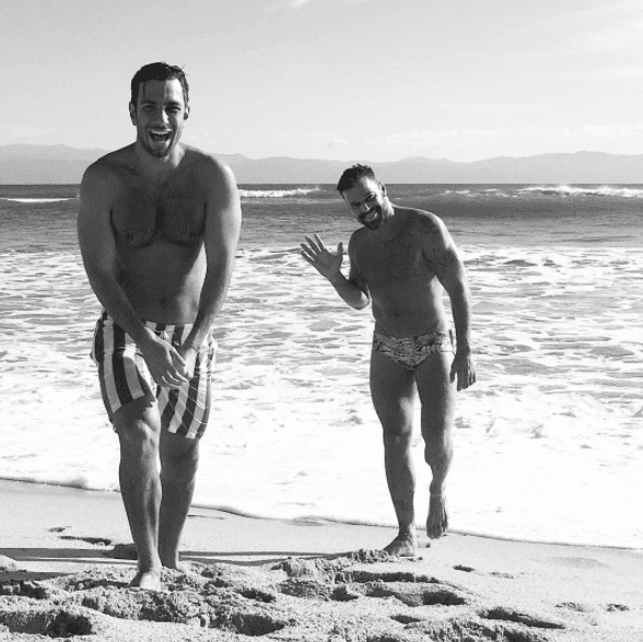 Asimismo, el artista, que reside en Londres, compartió esta imagen durante sus vacaciones en Puerto Vallarta en México el pasado diciembre.
