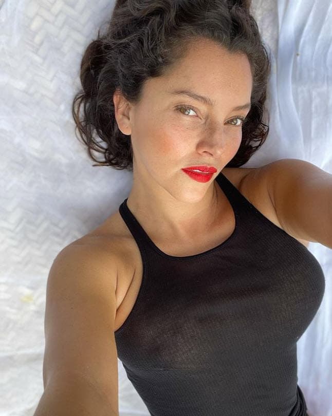 El 2 de julio 
<b><a href="https://www.univision.com/temas/sara-maldonado">Sara Maldonado</a></b> quiso ser "transparente" con su público y anunció que se sometería a 
<b>dos procesos estéticos</b>.
<br>