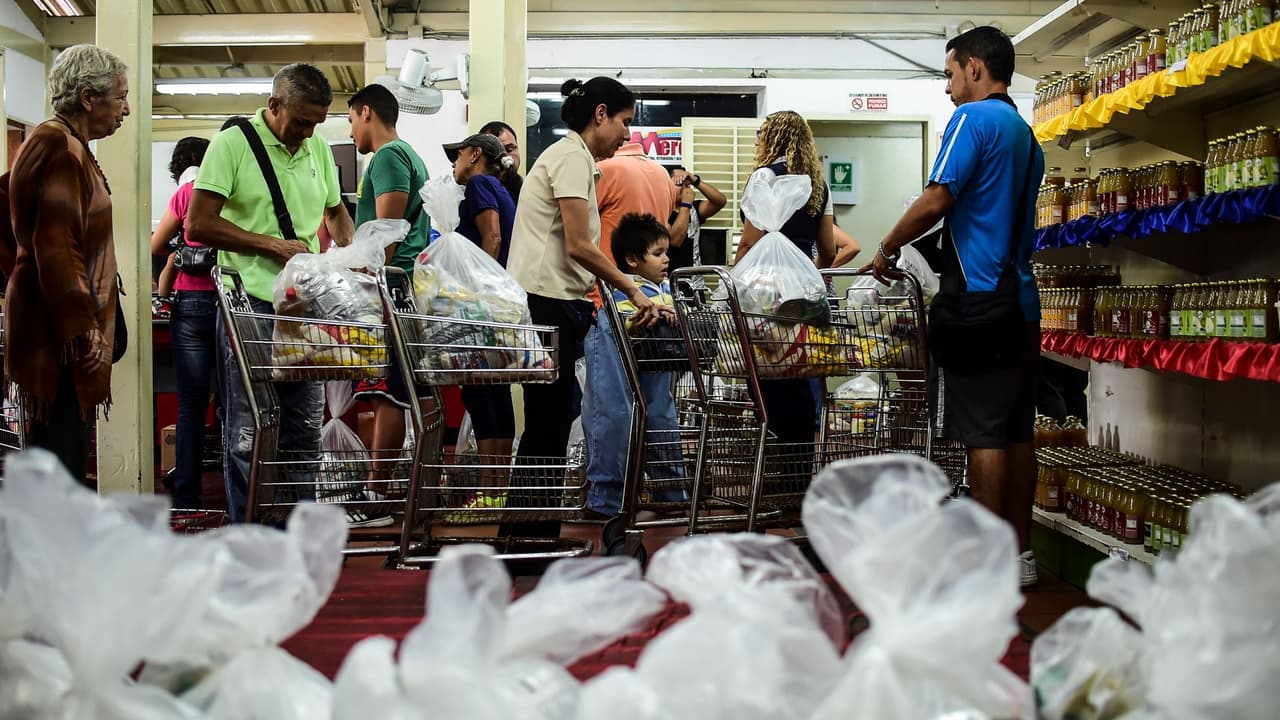 Dólares, comida y medicinas: los envíos del exilio salvan de la escasez a los venezolanos 