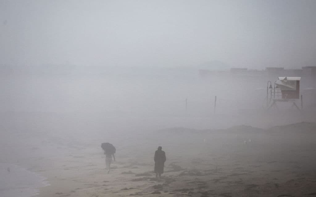 Más cerca al impacto de la tormenta tropical Hilary estaban en Imperial Beach, San Diego, donde algunos residentes fueron a ver las marejadas.