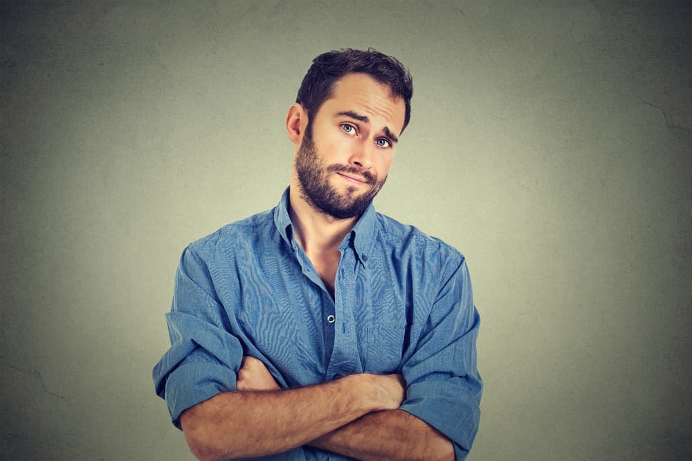 Sagitario es más bien imprudente, dice las cosas como las piensa, inclusive en reuniones sociales en las que actúa con poco tacto, y creyendo que al hacerlo es muy sincero traspasa la sutil línea que separa la sinceridad –una noble cualidad sagitariana- , con la mala educación, o la desconsideración –algo lamentable.