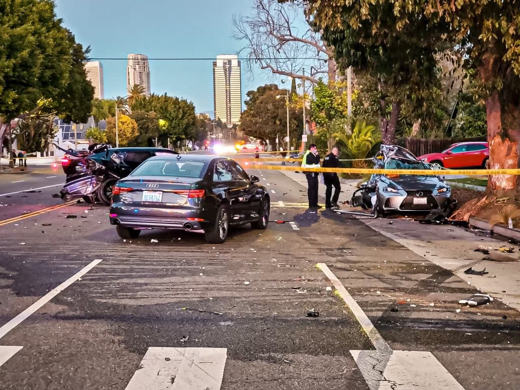 El LAPD 
<a href="https://twitter.com/LAPDWestTraffic/status/1369788672116072451" target="_blank">agregó</a>: "Un menor, incluso si es arrestado y registrado en persona,
<b> recibe una citación para comparecer en el Tribunal de Menores dentro de un plazo de sesenta días y luego se le entrega a la custodia de un padre o tutor.</b> De acuerdo con este proceso, el menor en este caso recibió una citación y fue entregado a uno de sus padres para que continuara recibiendo tratamiento médico".