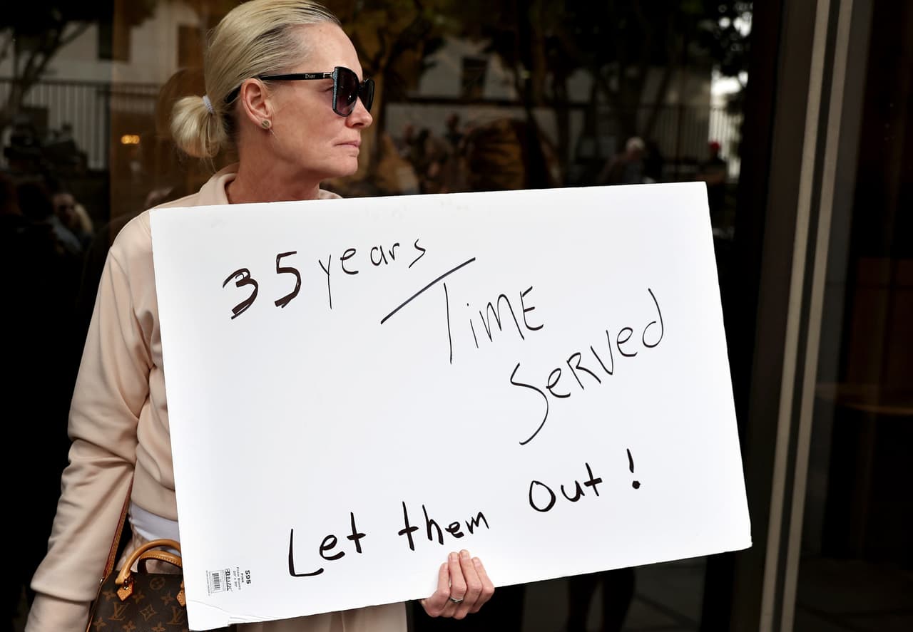 <h2 class="cms-H2-H2">Fiscales denuncian represalias de la Fiscalía </h2>
<br>
<br>
<b>4 de febrero 2025:</b> Brock Lunsford y Nancy Theberge, dos fiscales que ocupaban altos cargos en la Oficina del Fiscal de Distrito, revelaron su intención de presentar una demanda contra Hochman y Lewin. 
<br>
<br>Aseguran que, tras recomendar una nueva sentencia para los hermanos Menéndez, 
<a href="https://www.univision.com/local/los-angeles-kmex/fiscales-que-pidieron-resentencia-de-los-hermanos-menendez-denuncian-represalias-de-fiscalia-de-la">fueron degradados a roles inferiores</a> y objeto de humillaciones públicas. Según los fiscales, estas acciones se llevaron a cabo como represalia por su apoyo a su liberación.