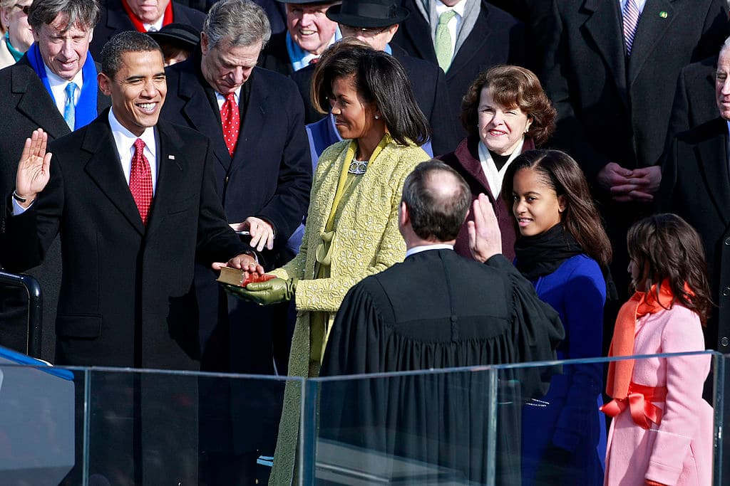 <b>Barack Obama entra a la historia</b>. En enero de 2009, Obama se juramentó como presidente, el primer afroamericano en ocupar el puesto en los más de dos siglos de historia del país. Aunque su elección fue recibida como signo del "EEUU postracial", quienes no se sentían representados por el nuevo mandatario alimentaron un movimiento que ponía en duda su nacionalidad estadounidense y por tanto la legitimidad de su cargo. Eran los llamados 
<i>birthers</i>, entre quienes estaban el que sería su sucesor en la Casa Blanca, Donald Trump.