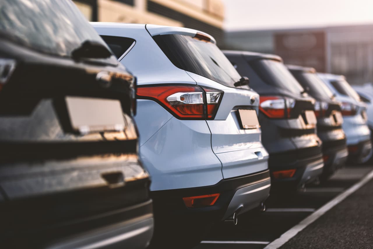 <b>Rentar un auto.</b> El alquiler de vehículos siempre ha sido más alto en los días festivos, pero este año han roto récords. Los precios diarios de alquiler de automóviles promedian actualmente alrededor de 84 dólares, según una portavoz del sitio de viajes Hopper.