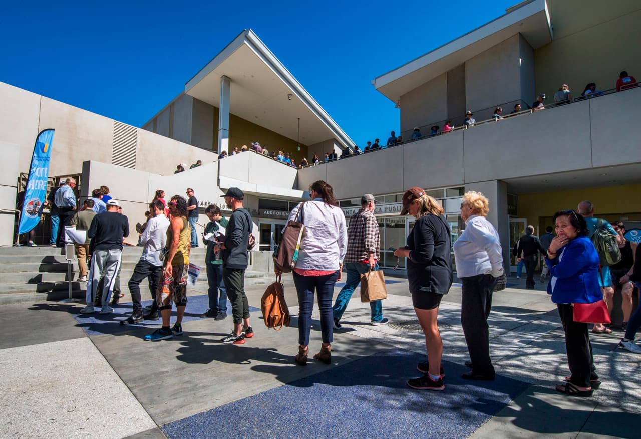 Autoridad electoral de California cuestiona caos en el condado de Los Ángeles durante el Supermartes