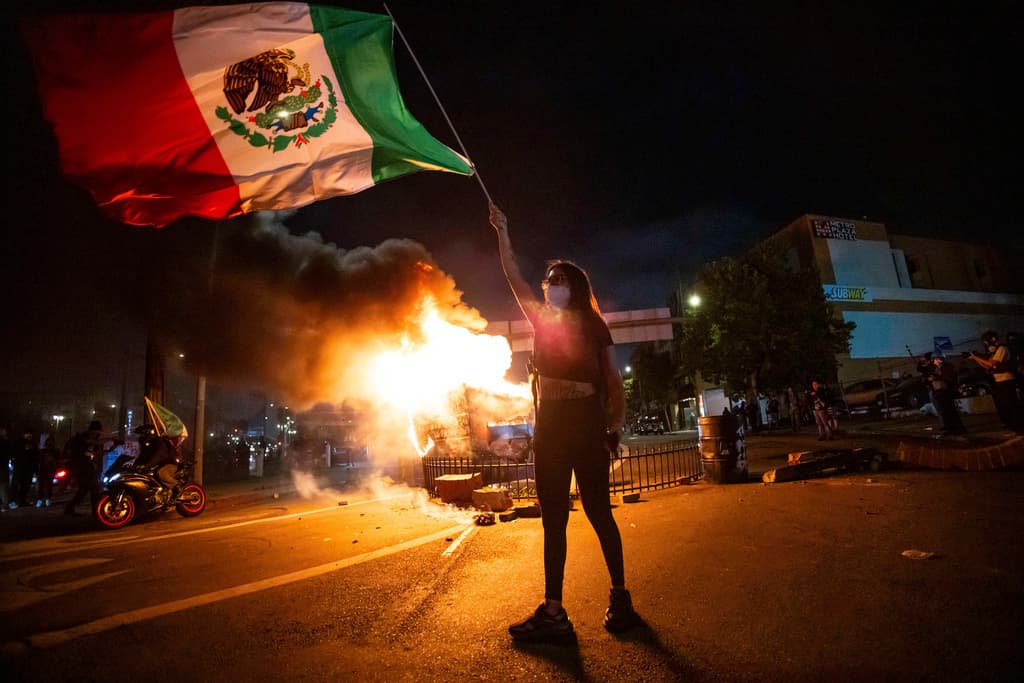 La bandera de México ondea en las protestas en Los Ángeles: "La ciudad ha sido generosa y los mexicanos hemos sido generosos con ella"
