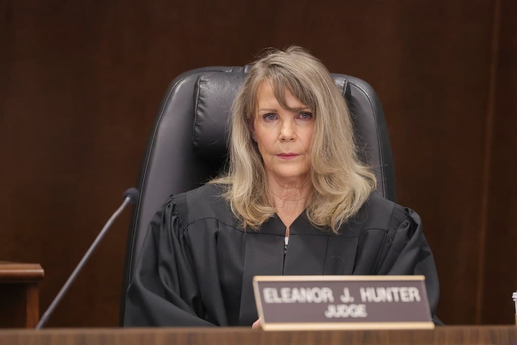 Desde la tarde del miércoles 26 de febrero de 2025,
<b> la jueza Eleanor J. Hunter envió al jurado a deliberar.</b> Dos días más tarde todavía tuvo que respoder dudas del panel, que podría hallarlo culpable de asesinato. Si creyeron su versión, podrían declararlo culpable de homicidio involuntario o libre de cargos.