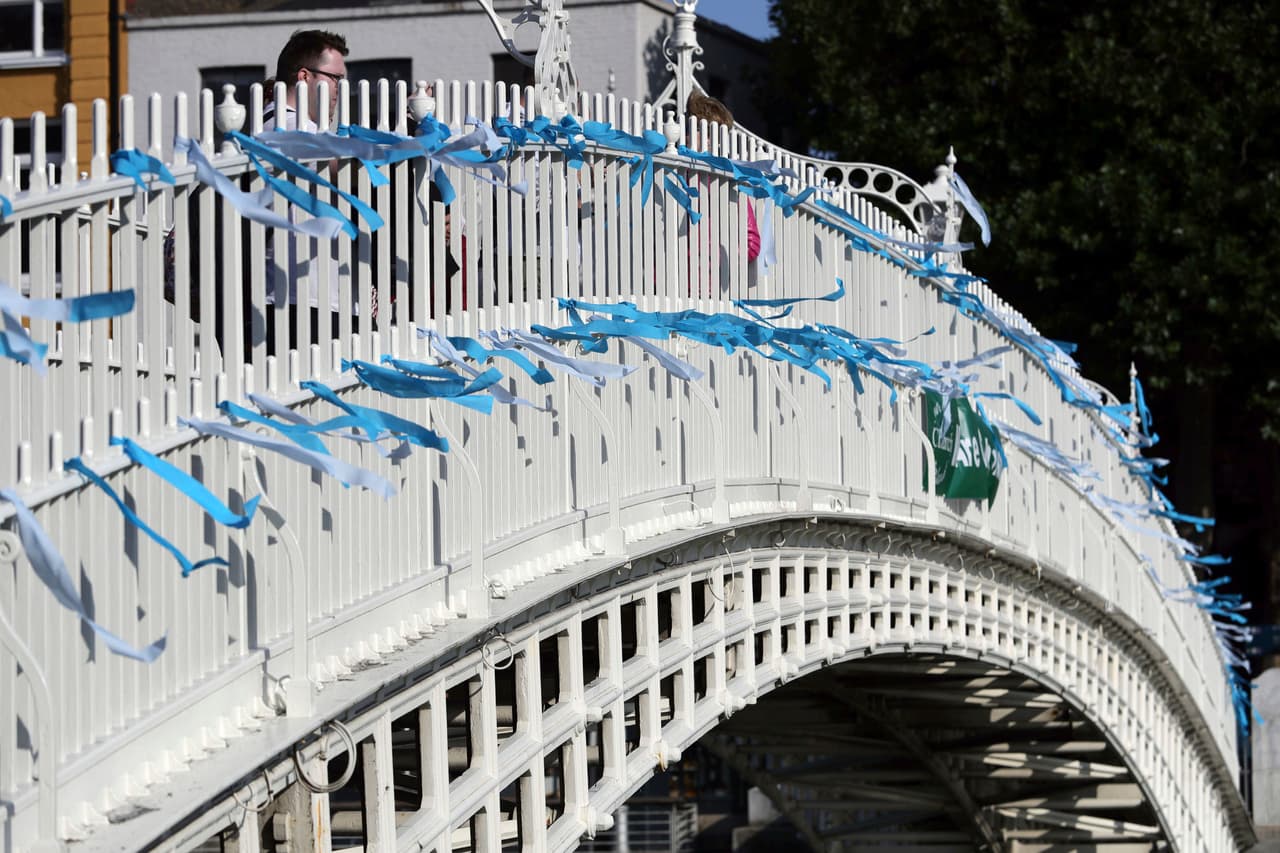 Listones azules para recordar a cada una de las víctimas de los abusos sexuales de la iglesia.