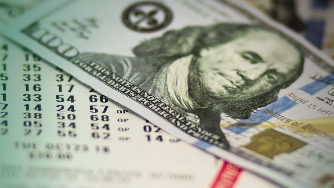 De la estación de gasolina a millonario: Residente de Texas gana la lotería con un boleto comprado en Walmart