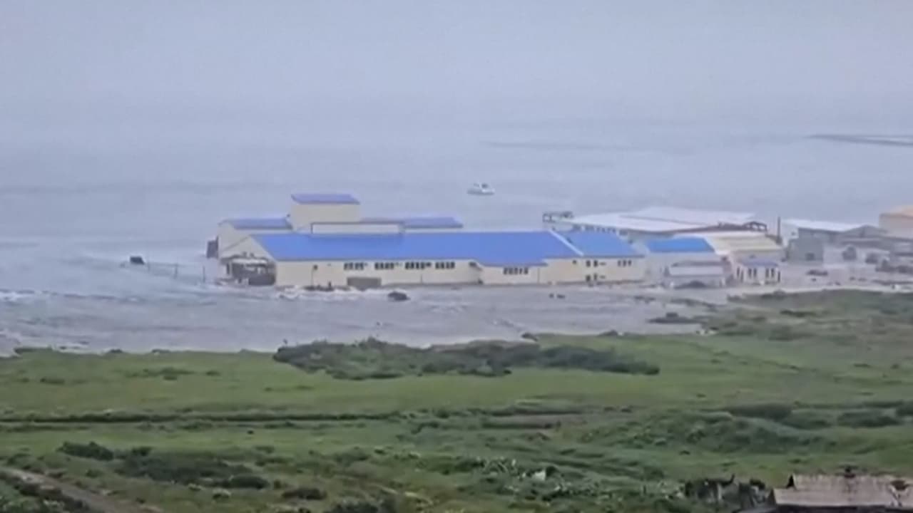El momento en que un tsunami golpea la costa rusa tras el terremoto de 8.8